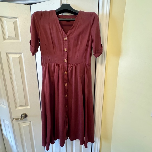 Elegant Burgundy Button-Down Dress - Picture 6 of 11